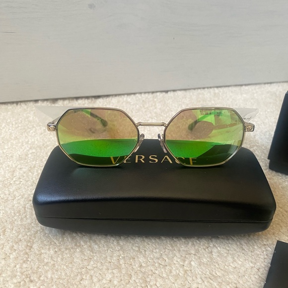SOLD **BRAND NEW VERSACE SUNGLASSES** - Picture 3 of 11